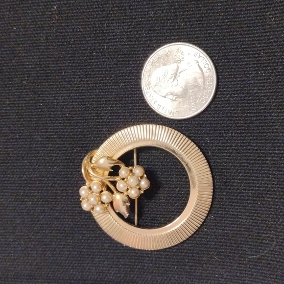 Vintage Coro Pegasus Round Gold Tone W/ Faux Pearl Flower Brooch - Picture 5 of 5